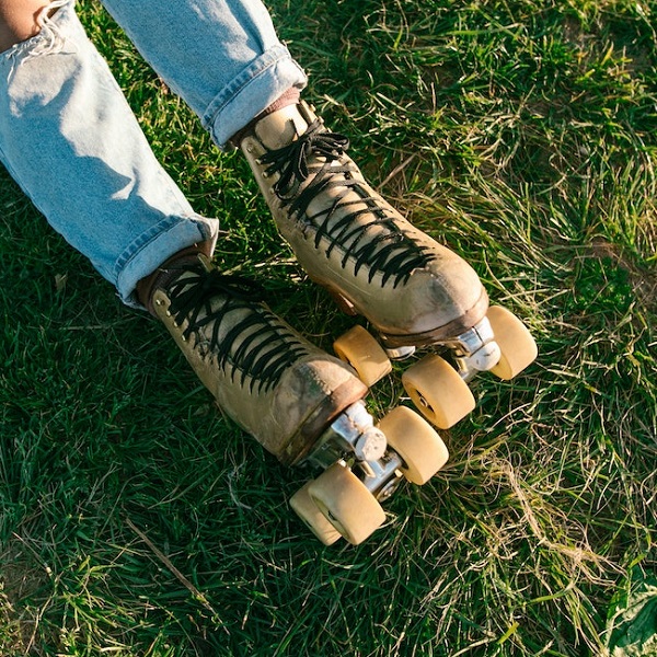 pair-of-rollerskates-on-a-female-skater-with-a-grass-background-beginner-tips-for-rollerskating