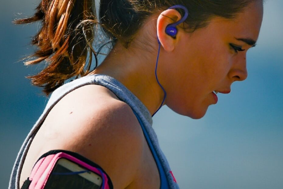 woman-with-headphones-ready-for-a-run