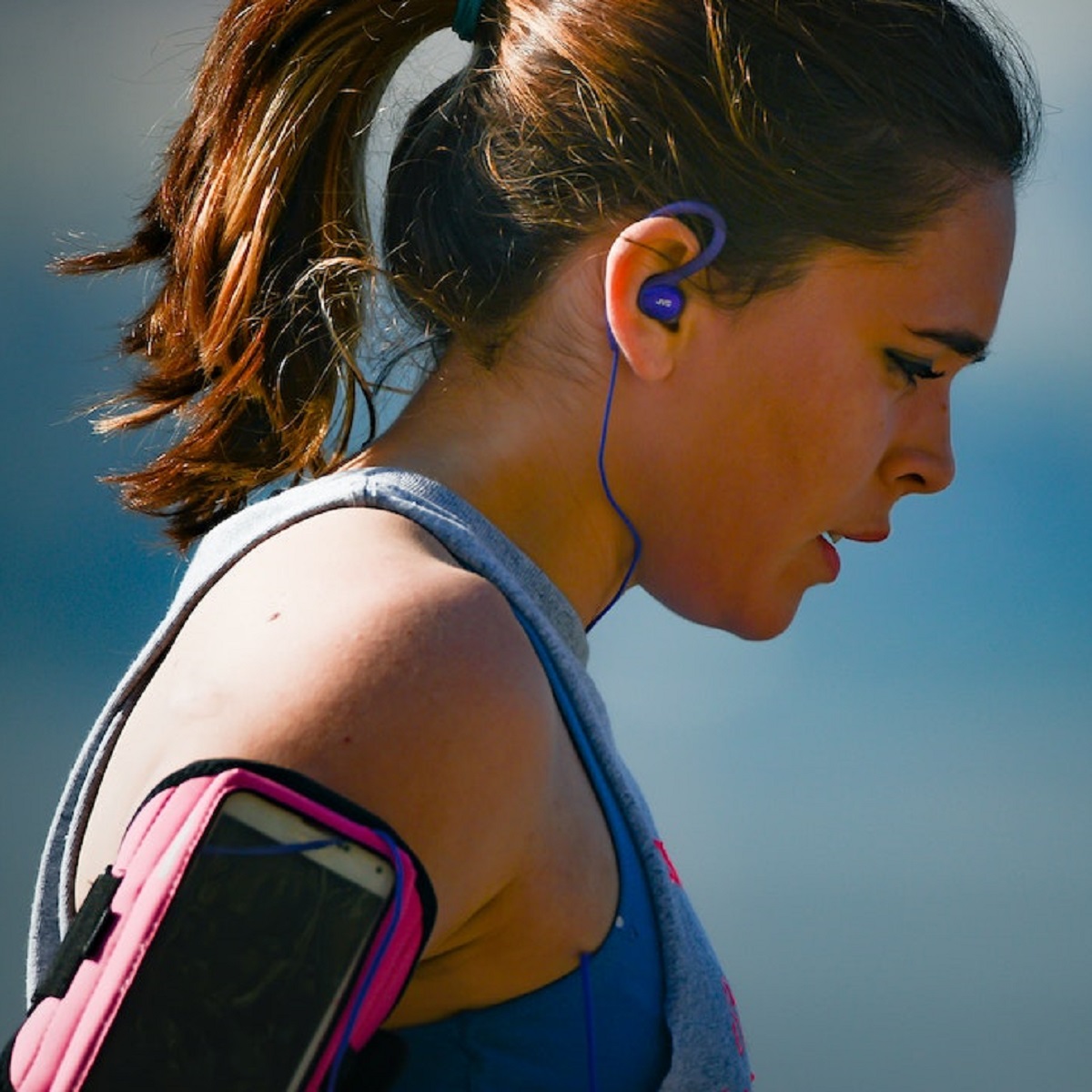 woman-with-headphones-ready-for-a-run